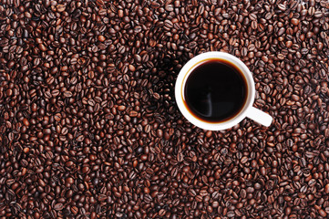 Kaffeebohnen und Kaffeetasse