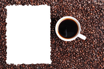 Kaffeebohnen und Kaffeetasse mit Fenster