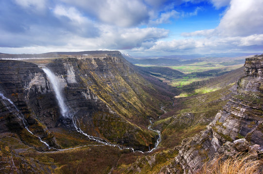 Fototapeta Nervion river source and waterfall