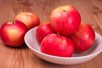 red apples