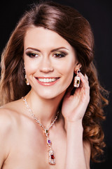 Obraz premium Beauty smiling model with perfect makeup and luxury accessories