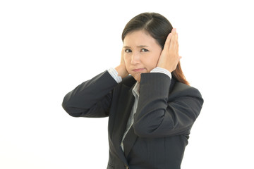 怒った表情のOL