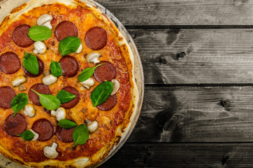 Salami, spinach and muschrooms rustic pizza