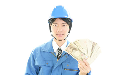 紙幣を持つ労働者