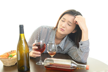 ワインを飲みすぎた女性