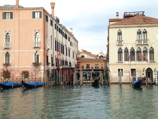 Fototapeta na wymiar palacios en el gran canal Venecia