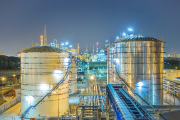 Obraz na płótnie Canvas Beautiful twilight of Tank storage in refinery plant