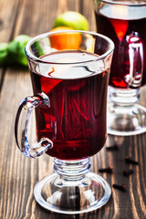 Mulled wine in the glasses