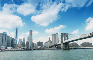 Fototapeta na wymiar Magnificence of Brooklyn Bridge and Manhattan skyline over East