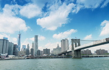 Fototapeta premium Magnificence of Brooklyn Bridge and Manhattan skyline over East
