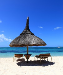 parasol et chaise longue sur plage