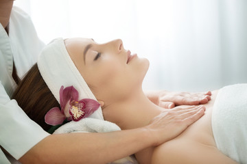 Obraz na płótnie Canvas Spa salon: Young Beautiful Woman Having Facial Massage .