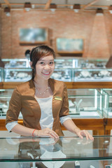 Smile of specialist pearl necklaces