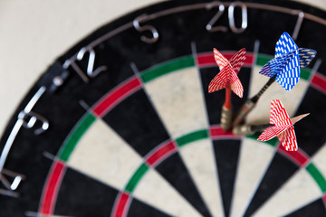 Dartboard mit Darts darin