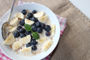 Müsli mit Heidelbeeren und Bananen