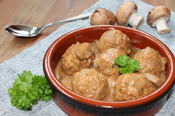 Fleischklößchen mit Pilzsauce - Jägerpfanne