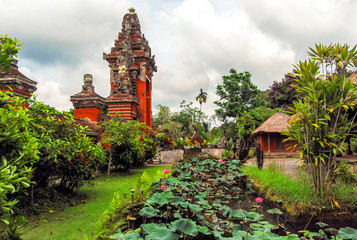 Garten des Pura Taman Ayun Tempel auf Bali
