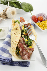 Crepe mit Blattspinat, Bacon, Mais, Käse, Knoblauch und Schmand