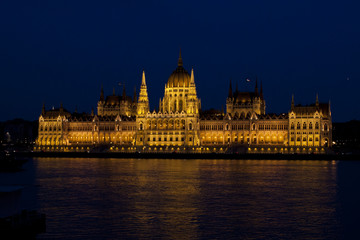 Fototapeta na wymiar Parlamento di Budapest