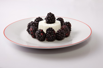 Cottage cheese with blackberries