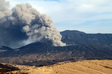 Tuinposter 噴火する阿蘇山 © okap212321