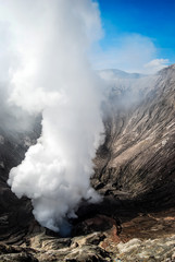 Fototapeta na wymiar Dampf aus aktivem Vulkan Bromo auf Java Indonesien