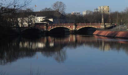 Fototapeta premium Spree mit Lutherbrücke und Schloss Bellevue