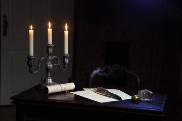 Table of the writer of 19 centuries with an inkwell and a goose