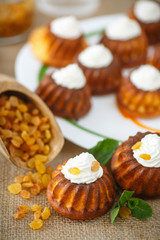 muffins with cream cheese and raisins