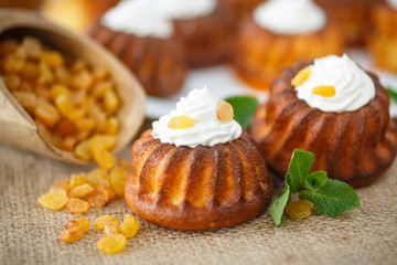 muffins with cream cheese and raisins