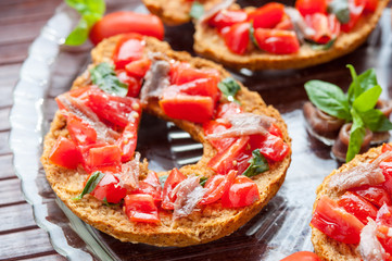 Friselle al pomodoro e basilico