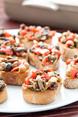 Crostini ai funghi e pomodorini