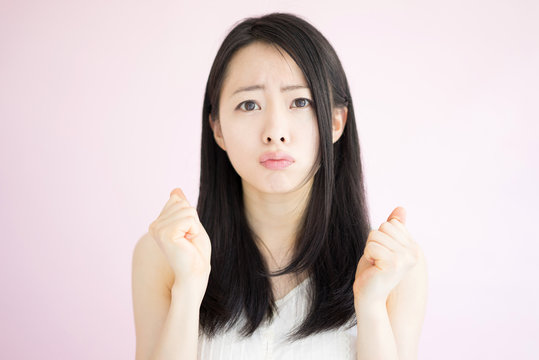 怒る女性