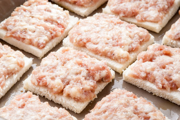 Pancarrè  spalmato con salsiccia pronto per essere infornato