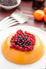 Torta al  gelo di mandarini con ribes e mirtilli