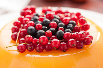 Torta al  gelo di mandarini con ribes e mirtilli