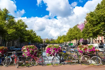Gordijnen Bicycles on a bridge over the canals of Amsterdam © Sergii Figurnyi