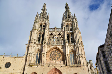fachada de la catedral de burgos en invierno