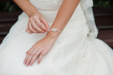 Obraz na płótnie Canvas hands of a bride with a decoration bracelet