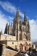 Fototapeta na wymiar catedral de burgos con nieve en invierno