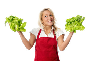 Frau mit roter Kochschürze hält Salatköpfe