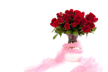 rote Rosen in Vase mit Tuch