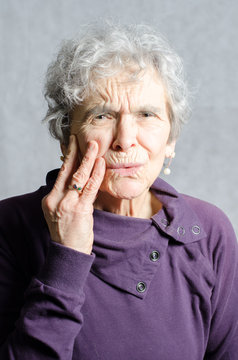alte Frau mit Zahnschmerzen