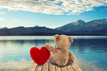 Teddy mit Herz am See