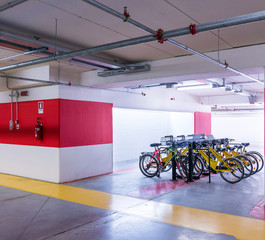 Parcheggio sotterraneo con biciclette