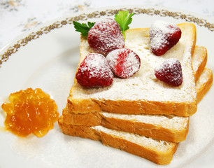 toast with strawberries
