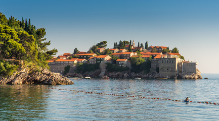 Obraz premium The island San-Stefano. Evening.