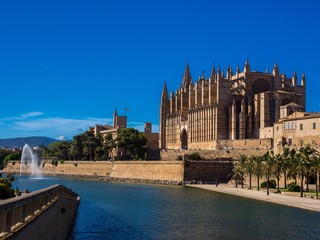 Uferpromenade an Kathedrale und Palast in Palma