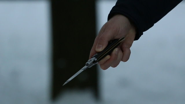 Klappmesser in m&auml;nnlicher Hand