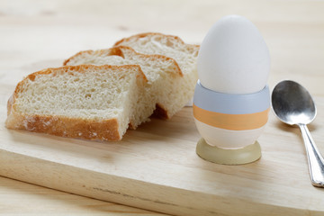 Weißbrot und gekochtes Ei